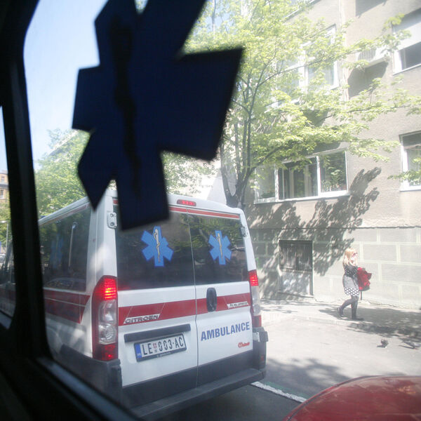 MUŠKARAC RANJEN U GLAVU NA ZVEZDARI! Lekari mu se bore za život!