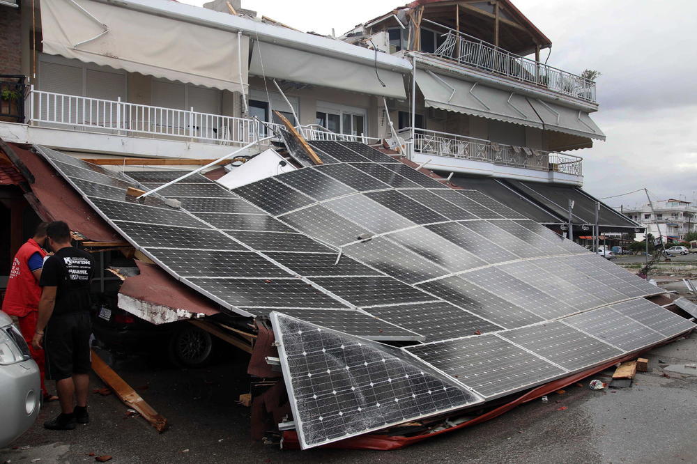 JEZIVI DETALJI POGIBIJE U GRČKOJ: Majku poklopio krov kioska, sin (8) pritrčao da je spasi pa ga ODNEO VETAR