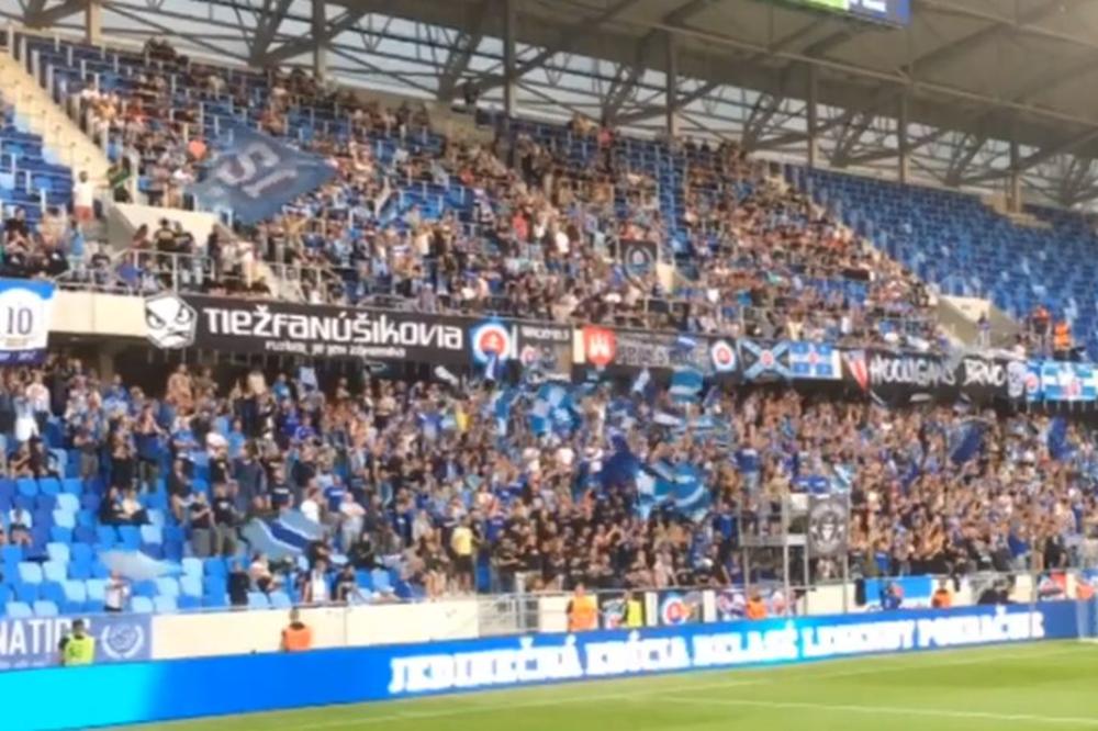 SLOVAČKI NAVIJAČI BRUTALNO IZVREĐALI MILA ĐUKANOVIĆA: Imali su istu zastavu kao Delije i Grobari - NEMA PREDAJE!