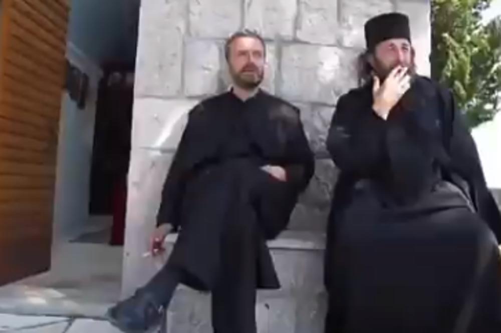 PLJUGE U USTIMA, PEVA SE BIJELO DUGME, JOŠ IM PIVO FALI! Snimak dva popa ispred crkve najveći je hit na internetu!