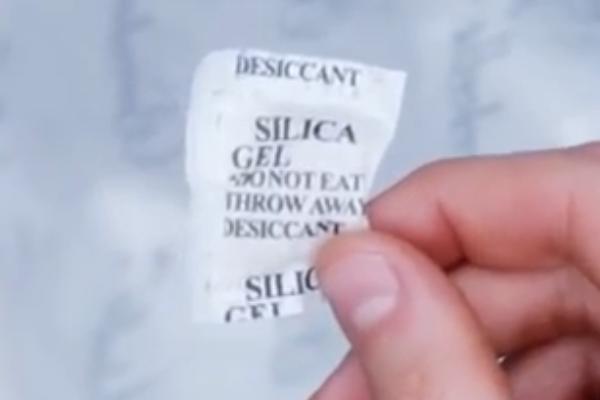 DA LI ZNATE ČEMU SLUŽI MALA KESICA KOJU DOBIJATE UZ OBUĆU? Mnogi ih bacaju, a zapravo su BAŠ KORISNE!