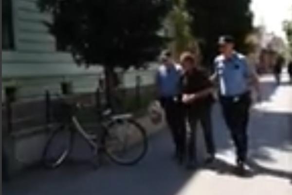 PRIVEDEN ANDRIJA KOJI JE UBIO SOCIJALNU RADNICU: Dok su ga policajci vodili on se sve vreme SMEJAO! (VIDEO)