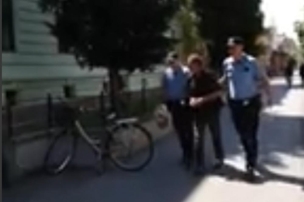 PRIVEDEN ANDRIJA KOJI JE UBIO SOCIJALNU RADNICU: Dok su ga policajci vodili on se sve vreme SMEJAO! (VIDEO)