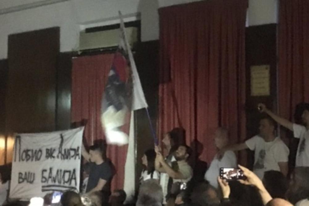 DESNIČARI UPALI NA PREDSTAVU O SREBERENICI: Glumci i publika ih terali napolje, nastala FRKA!