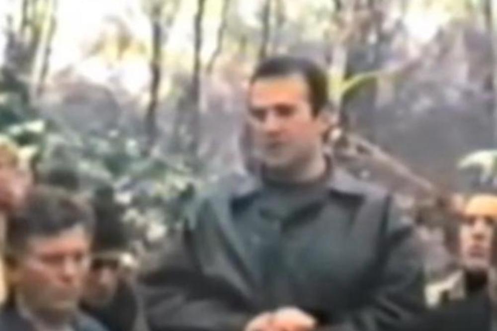 GIŠKA NA KOLENIMA! Znamo ga kao okrutnog momka, u ovakvom izdanju ga NIKAD NIKO NIJE VIDEO! (FOTO)