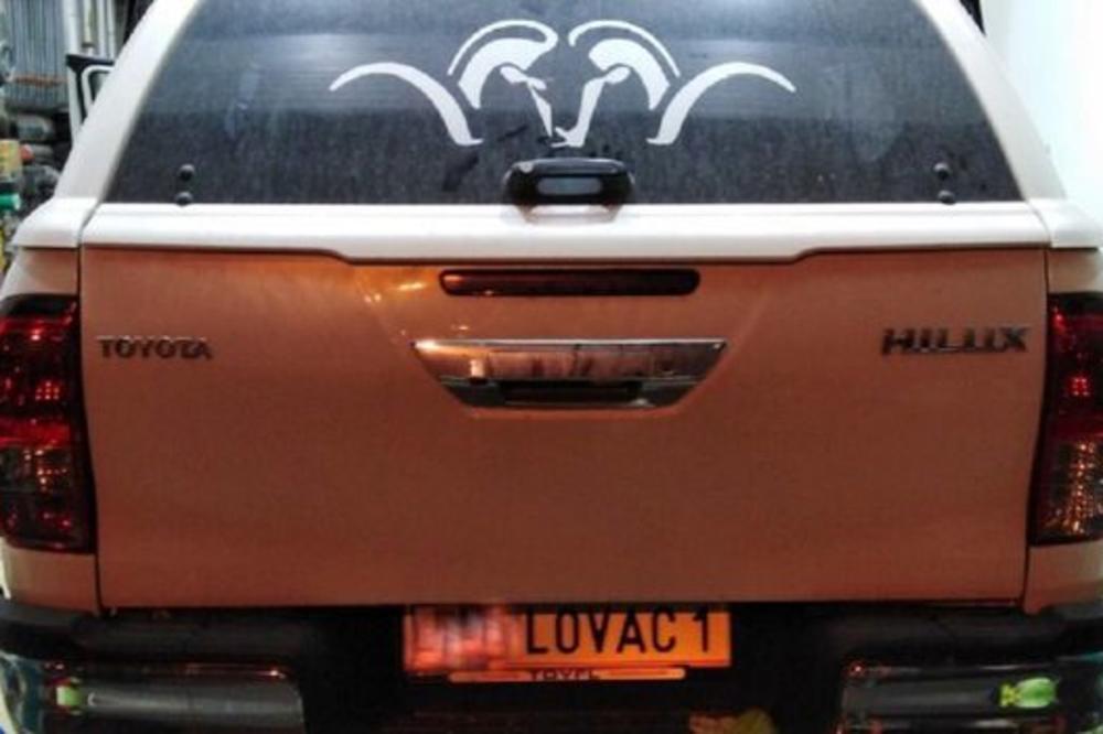 SRBIN (22) VOZIO AUTO S TABLICOM NA KOJOJ PIŠE: LOVAC! Carinici su ga onda ULOVILI zbog onoga što je bilo u njima