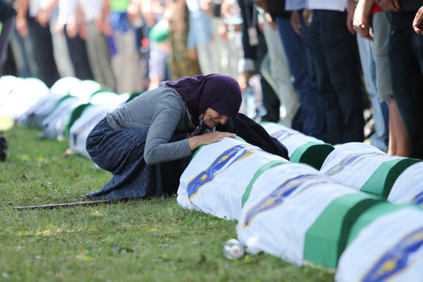 OVO JE NAJTUŽNIJA SCENA SNIMLJENA U SREBRENICI! Sahranila je njih dvojicu, DRHTALA KAO PRUT I PONAVLJALA JEDNU REČ