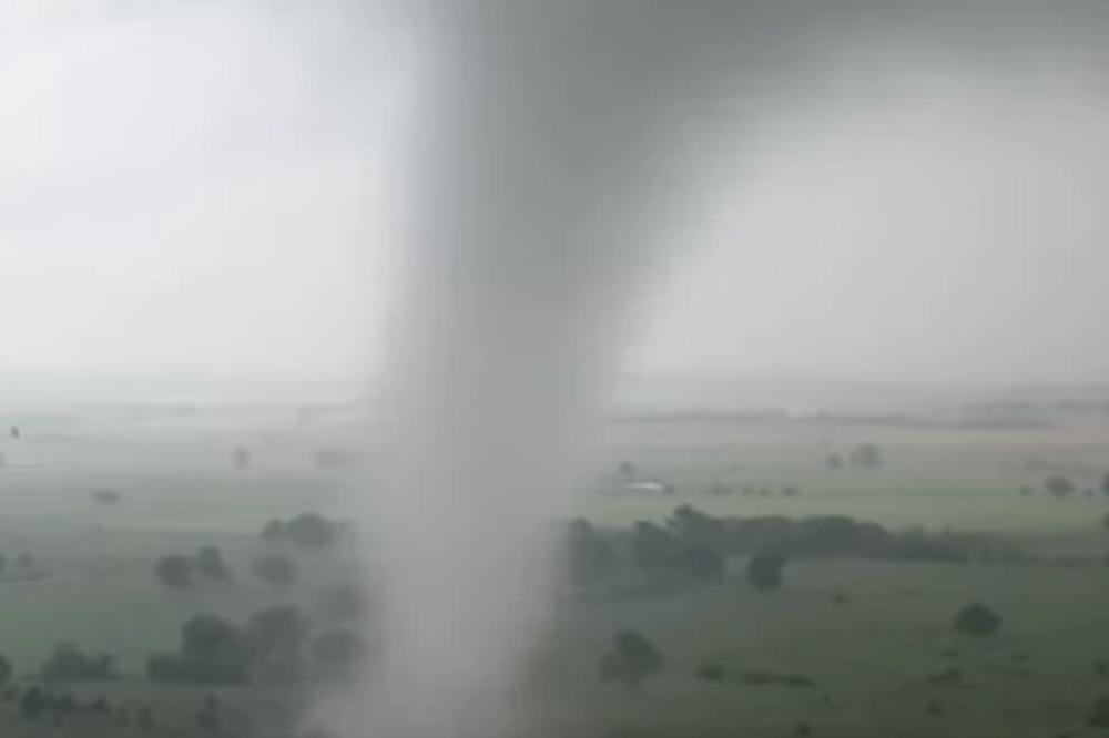 PRIBLIŽAVA SE DŽINOVSKI TORNADO: Bacio prikolicu 120 kilometara, ide ka velikom gradu! (FOTO)