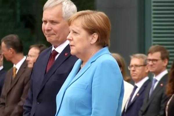 OTKRIVENO ŠTA JE MERKELOVA PONAVLJALA TOKOM DRHTAVICE: Ekspert za čitanje sa usana potpuno siguran (VIDEO)