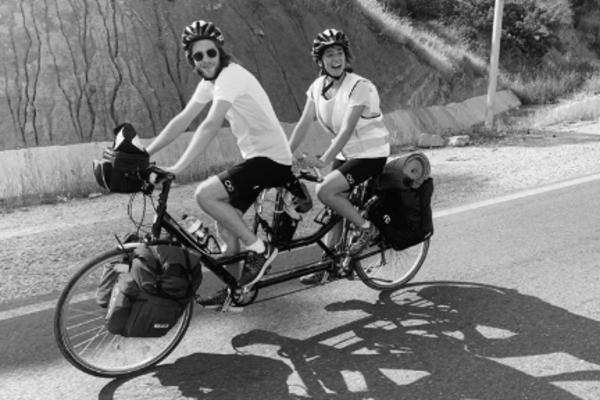 BICIKLOM SU PREŠLI 2.000 KILOMETARA ZBOG HUMANOSTI: U Beogradu su im ga ukrali! (FOTO)