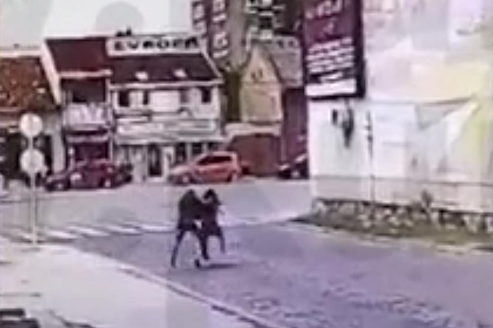 OVO JE TRENUTAK UŽASA U PANČEVU: Uznemirujući snimak kad je Petar Desanku zgrabio s leđa i izvukao nož (VIDEO)