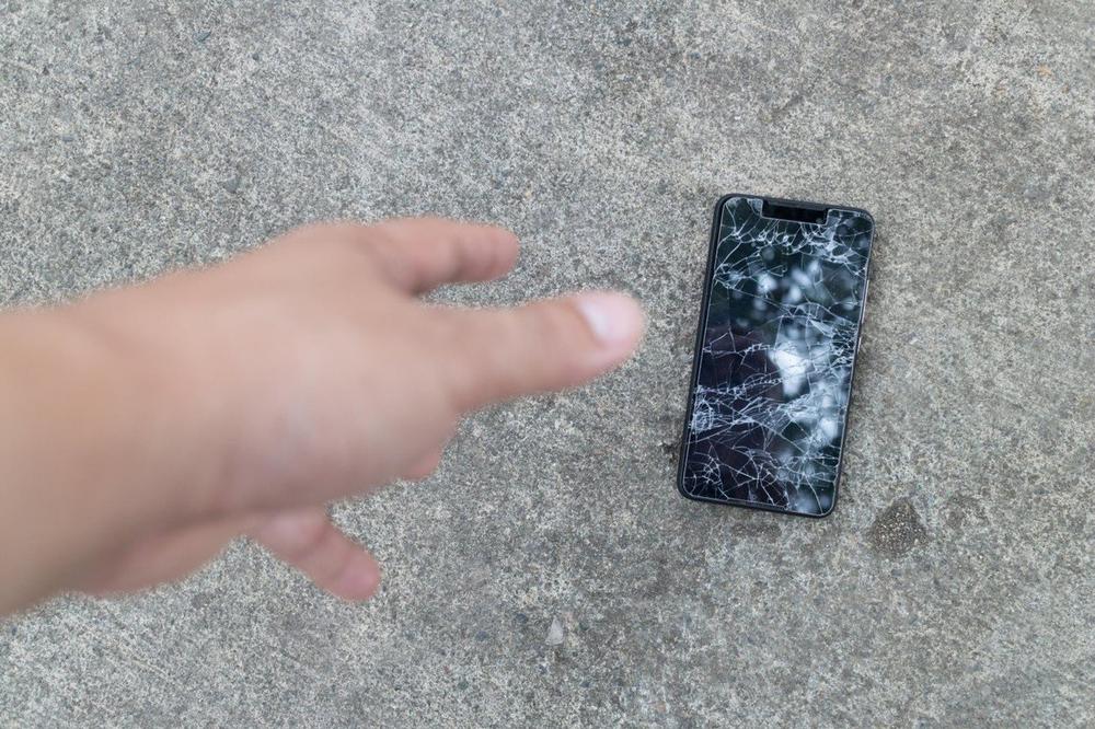 OTKRILI SMO ZAŠTO TVOJ NOVI MOBILNI TELEFON UVEK PADA NA STRANU S EKRANOM: Nije do tvoje loše sreće