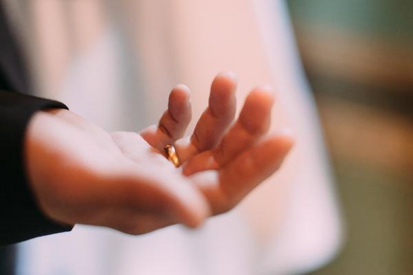 RASPLAKAO JE SVE GOSTE: Teško bolestan dečak koji čeka novo srce ustao iz kolica i dopratio mamu do oltara