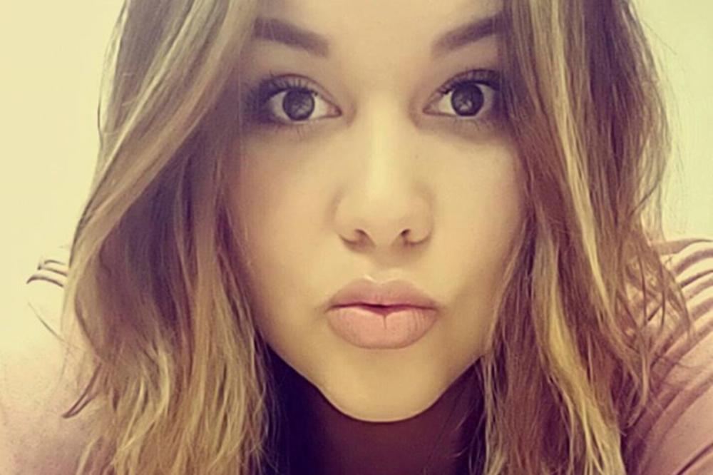 DEVOJKU KOJA JE PREBOLELA RAK DOJKE PONIZIO TROL NA TINDERU: Pitao je ima li velike sise, ona mu očitala lekciju