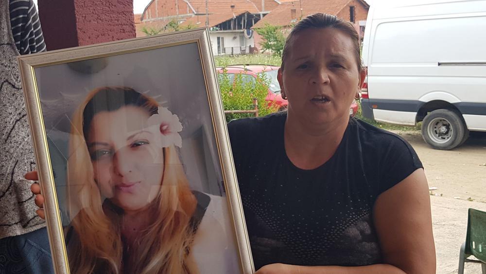 Sanelina sestra sa fotografijom preminule  