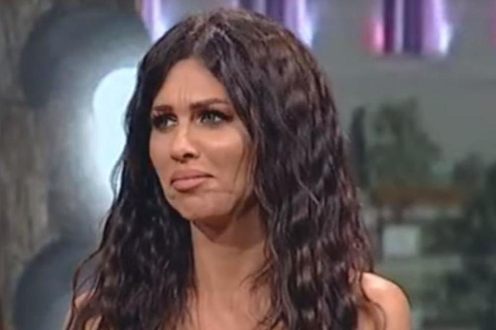 STANIJA SE SRUŠILA NASRED ULICE: Starleta završila U BOLNICI! Hitna pomoć odmah došla na lice mesta!