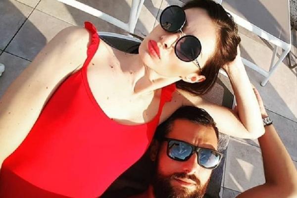 Prirodna je od glave do pete, a zavela poznatog Srbina! O lepotici bruje mreže, ko je ova žena?