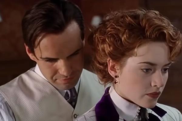 DA LI JE MOGUĆE DA ON  UOPŠTE NE STARI! Bio je  NEGATIVAC u popularnom FILMU, sada ima 53 godine i izgleda TOP