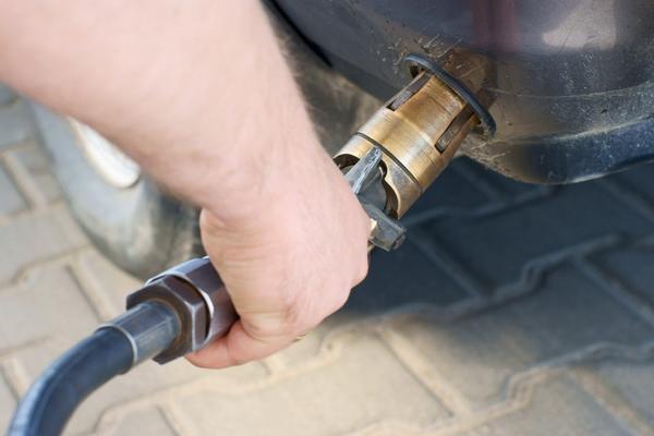 CENA AUTO-GASA OBORILA REKORD: Dugo se vrtela oko 110 dinara, evo šta se sada dogodilo