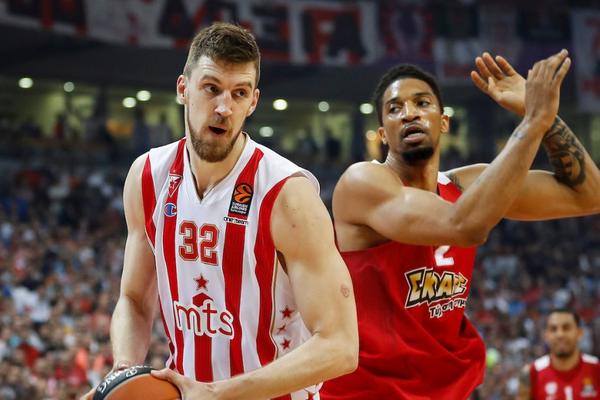 KUZMIĆEV PORŠE JE SKROZ SMRSKAN: Isprevrtao se posle sudara! Scene sa mesta nesreće srpskog košarkaša su jezive!