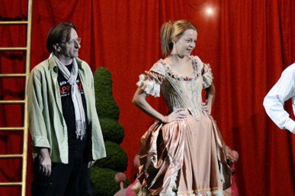 NAŠA GLUMICA ZAVRŠILA U HITNOJ POMOĆI U BARU: PALA SA SCENE, gledaoci preplašeni, PREDSTAVA ODMAH PREKINUTA