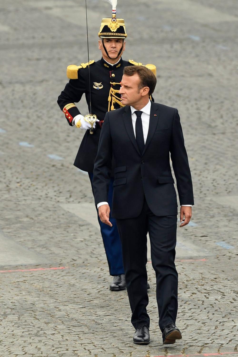 Emanuel Makron na vojnoj paradi u Parizu  