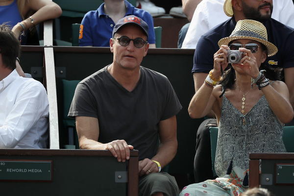 HOLIVUDSKA ZVEZDA SE PROPISNO IZBLAMIRALA: Vudi Harelson pijan kao letva na Vimbldonu!