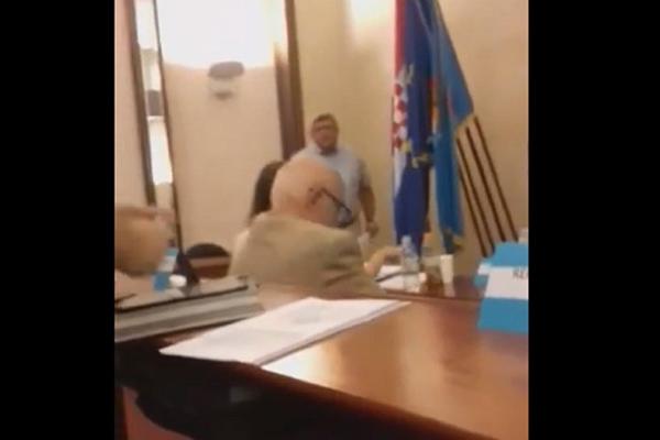 GRADONAČELNIK IZVREĐAO ODBORNICU: Zbog Titovog broda joj uputio šovinističke uvrede!