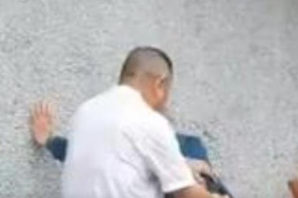 LJUDI SE KUNU U KINEZA ISCELITELJA SA NOVOG BEOGRADA: Nadrilekar leči na veoma neobičan način (VIDEO)