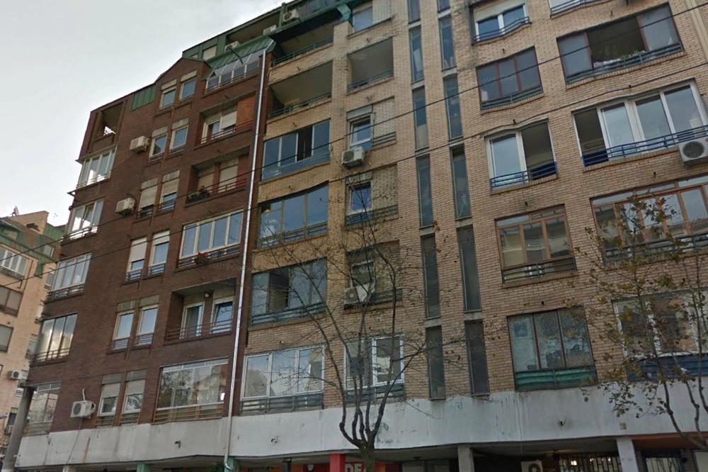 HOROR U CENTRU BEOGRADA: Muškarac (31) pronađen ispred ove zgrade sa VIŠESTRUKIM PRELOMIMA!