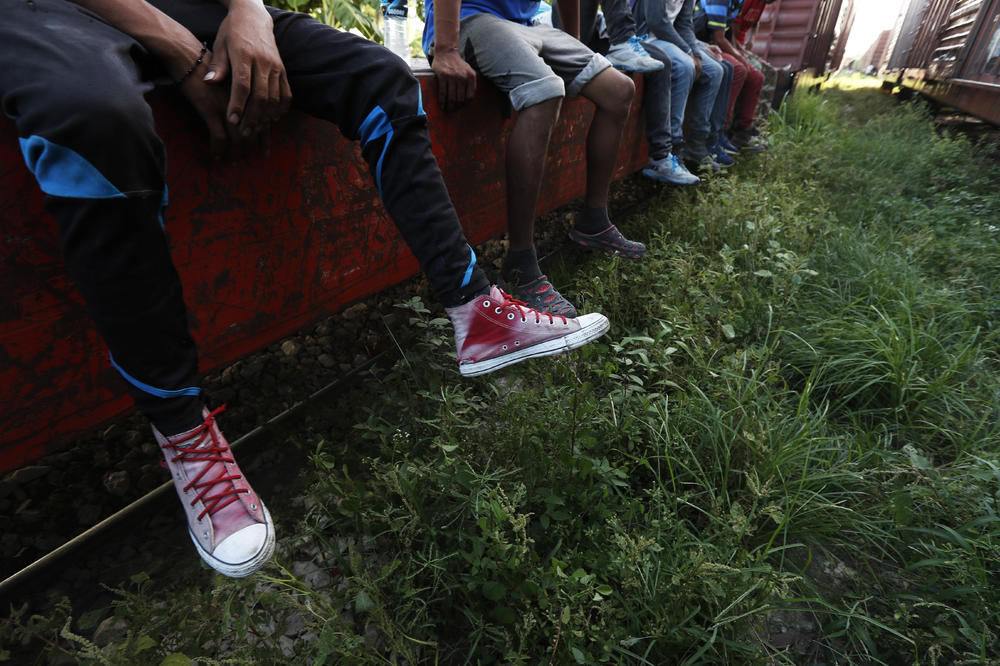 DEČACI MIGRANTI ODVLAČE MLADE DEVOJKE U PARKOVE I SILUJU IH! U Nemačkoj se već dogodilo 5 slučajeva, vlada PANIKA