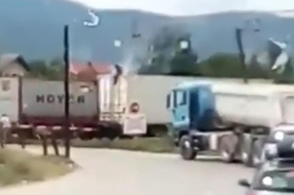 SAMO JE BUKNULA VATRA, A ONDA JE PAO! Migranta U Preševu ubila struja na KROVU VOZA, OVO JE KAO HOROR FILM (VIDEO)