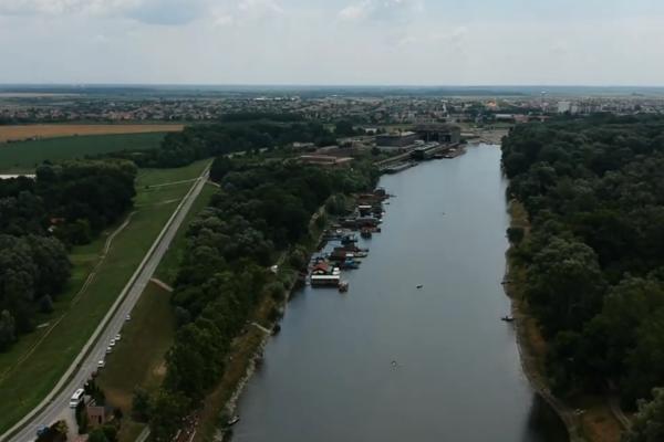 MLADI PROFESOR IZ NEMAČKE STIGAO U APATIN: Pliva Dunavom, a ovo mu je CILJ! (FOTO)