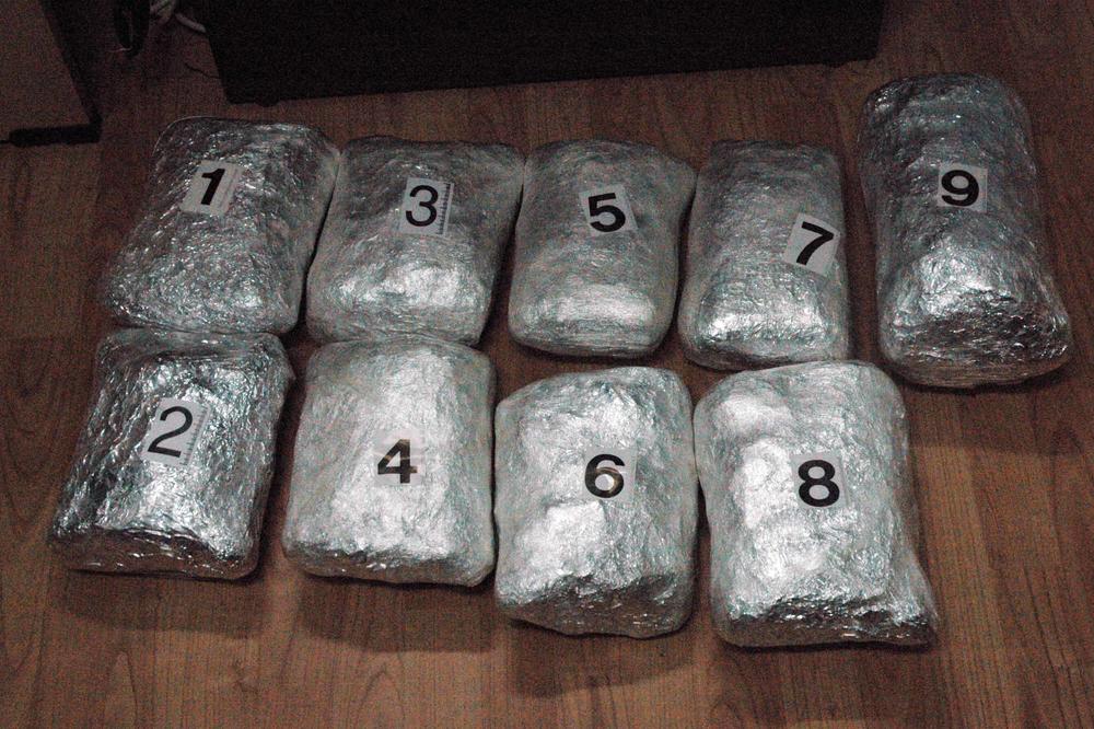 UHAPŠEN ZBOG NOŠENJA ŠEST KILOGRAMA MARIHUANE: Umotao ih je u kuhinjsku foliju I SPAKOVAO U TORBU (FOTO)