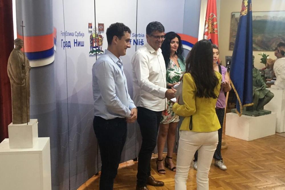 MUZIČKI SPEKTAKL U NIŠU: Izvođači na PRIJEMU povodom koncerta u spomen-parku Bubanj!