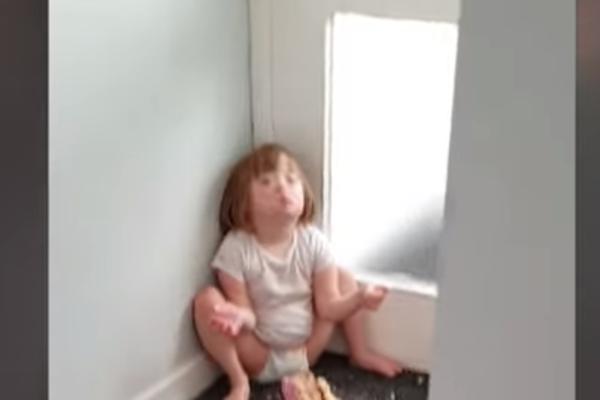 MAJKA ZATEKLA ĆERKICU (5) U ČUDNOM POLOŽAJU U HODNIKU! Kada je videla šta mala radi, nije mogla da veruje (VIDEO)