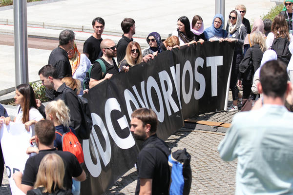 DOK ŽENE NOSE TRANSPARENT POSVEĆEN SREBRENICI, KONOBAR JE URADIO NEŠTO BIZARNO: Kako se vama čini ovaj čin? (FOTO)