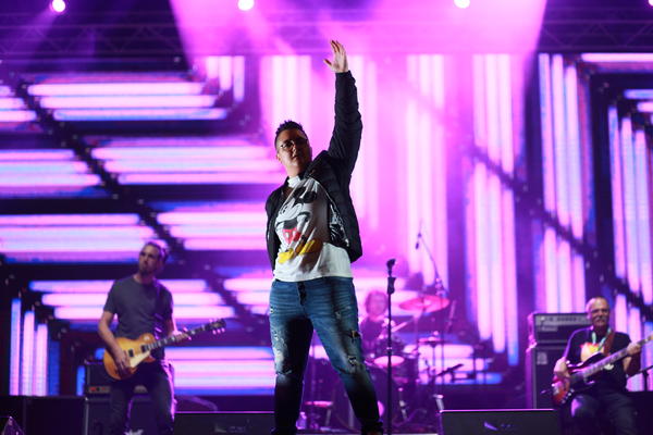 MARIJA USRED NASTUPA ZAVRŠILA NA ZEMLJI, SAMO JE PALA, SVI PRITRČALI: Publika skočila da vidi ŠTA SE DESILO!