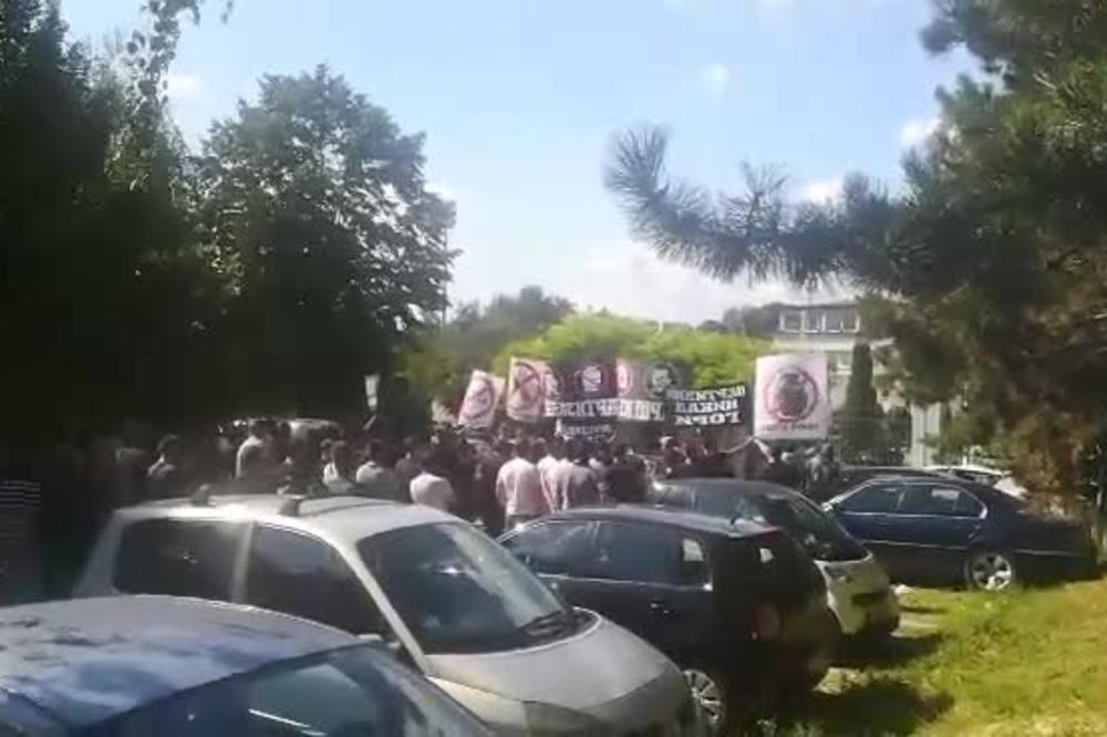 GROBARI UPALI U ZEMUNELO TOKOM SKUPŠTINE KLUBA: Počelo je brutalno vređanje uprave Partizana!