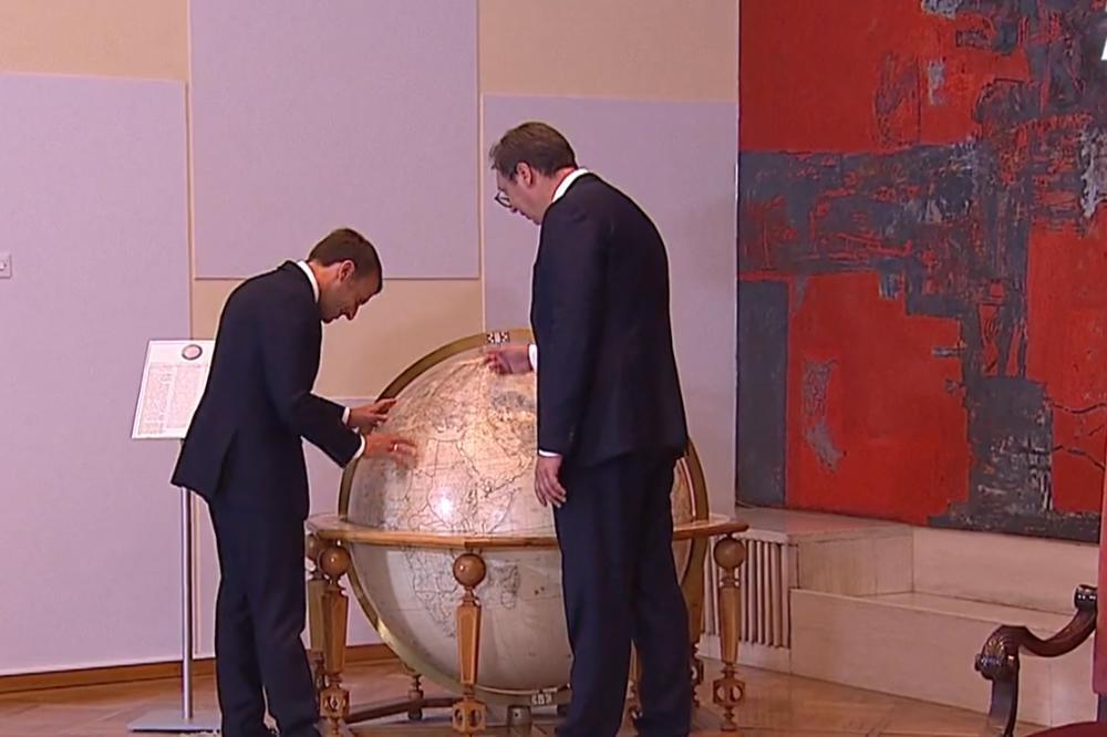 VUČIĆ MAKRONU POKAZAO POKLON BIVŠEG FRANCUSKOG PREDSEDNIKA: Globus je uručen Lazaru Mojsovu 1987!