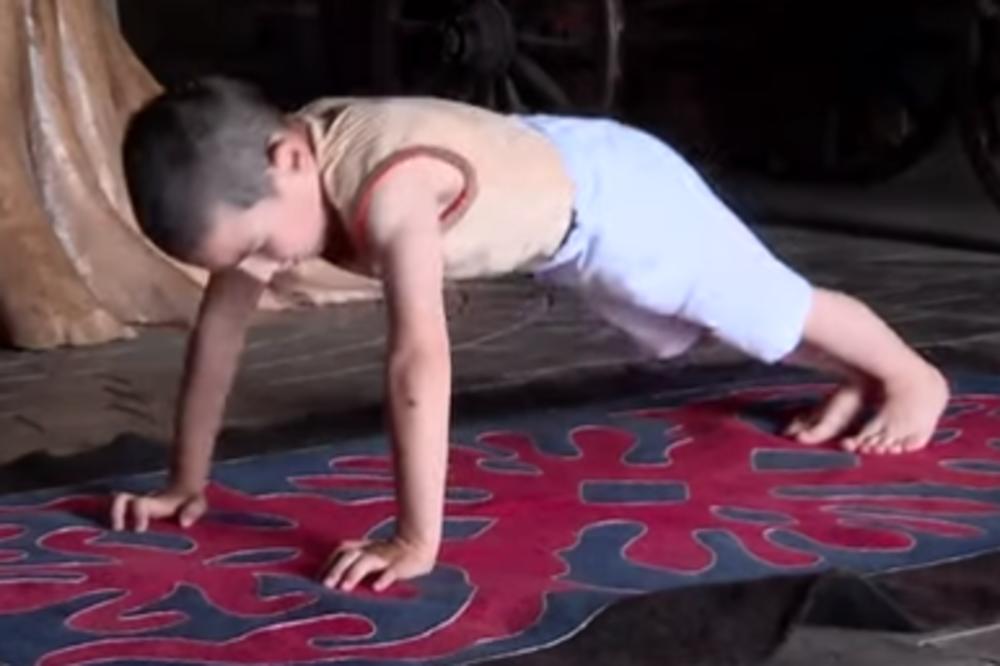 DEČAK (6) OBEZBEDIO STAN PORODICI: Uradio 4.445 sklekova i postao REKORDER! (VIDEO)