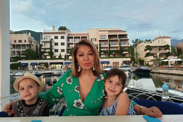 LETO U VELIKOM STILU! Neda Ukraden porodično u Lepetanima (FOTO)