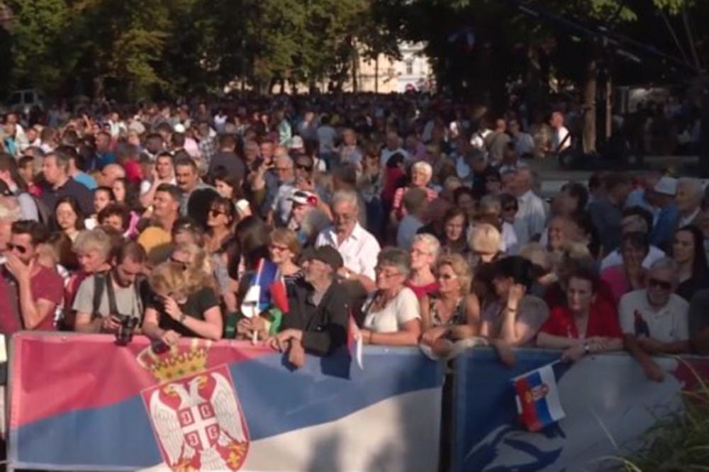 NA KALEMEGDANU REKA LJUDI: Sve spremno za doček Makrona, građani s nestrpljenejm očekuju FRANCUSKOG PREDSEDNIKA!