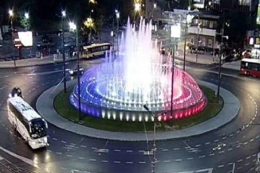 FONTANA NA SLAVIJI U BOJAMA FRANCUSKE ZASTAVE: Sve u čast predsednika Makrona (FOTO)