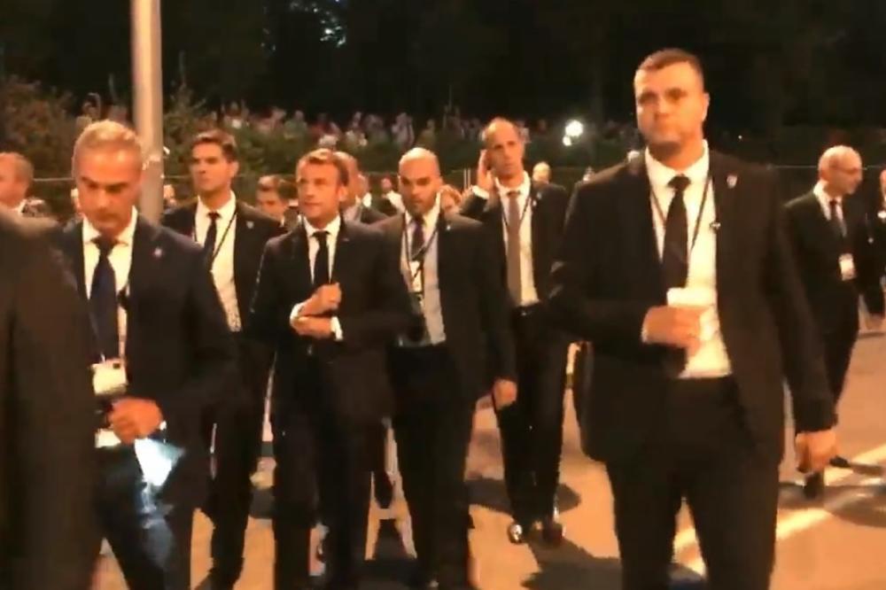 VUČIĆ I MAKRON PROŠLI KROZ NAROD: Građani oduševljeni pružali ruku FRANCUSKOM PREDSEDNIKU (FOTO)