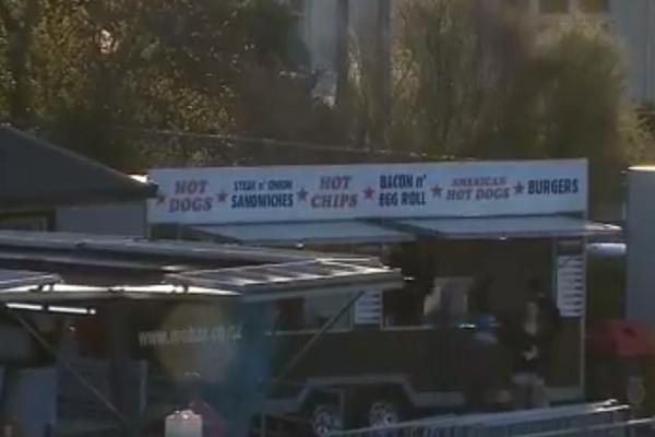 OVO SIGURNO NIKADA NISTE VIDELI: Komentator zakukao u prenosu! Igrač kriketa prebacio stadion i razbio mu automobil