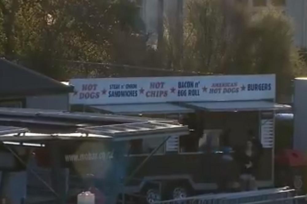 OVO SIGURNO NIKADA NISTE VIDELI: Komentator zakukao u prenosu! Igrač kriketa prebacio stadion i razbio mu automobil