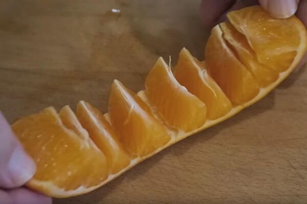 TRIK KOJI ĆE VAS ODUVATI! Domaćica snimila kako ljušti pomorandžu, sada OVO RADE SVI! (VIDEO)