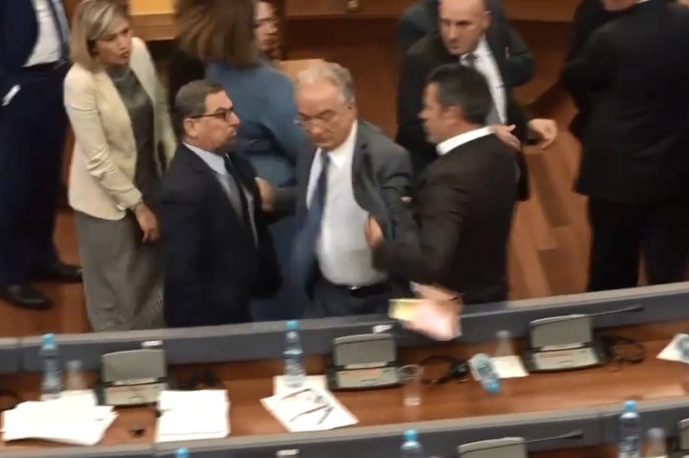 ALBANCI SE ZAKRVILI! JEZIVA TUČA U SKUPŠTINI KOSOVA! Snimak PESNIČENJA zgrozio je sve (VIDEO)