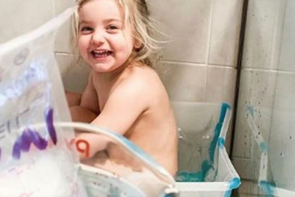 MAJKA OTKRILA U ČEMU KUPA ĆERKU, PA IZAZVALA BURNE REAKCIJE: Da li je ovo normalno?